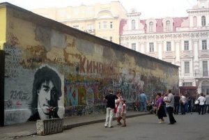 Обязательно посетите стену Виктора Цоя в Москве