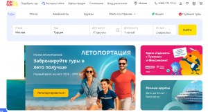 Туристическая карта и чемодан на фоне маршрутов путешествий